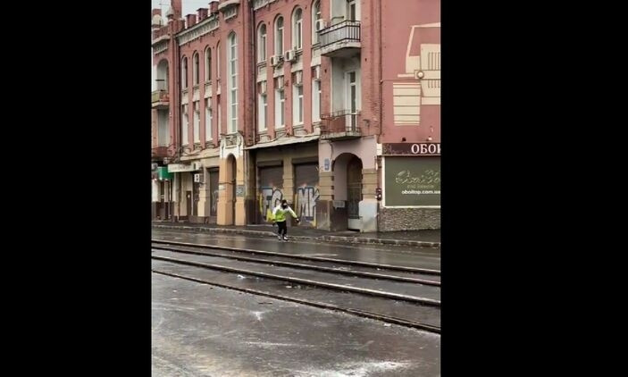 Горожане передвигаются по обледенелому Харькову на коньках 