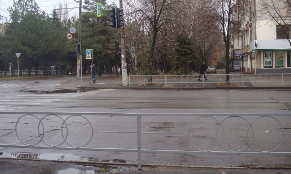 В Кривом Роге против пешеходов решили бороться заборами
