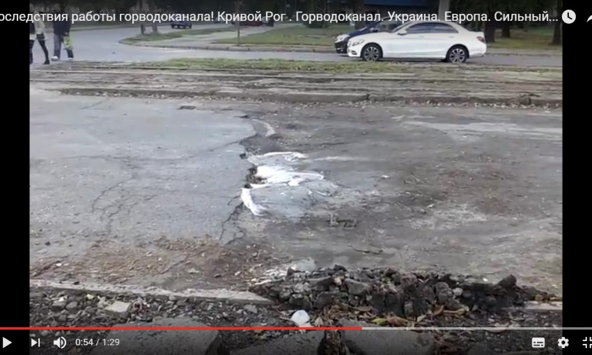 В Кривом Роге после ремонта труб на проезжей части образовалась яма