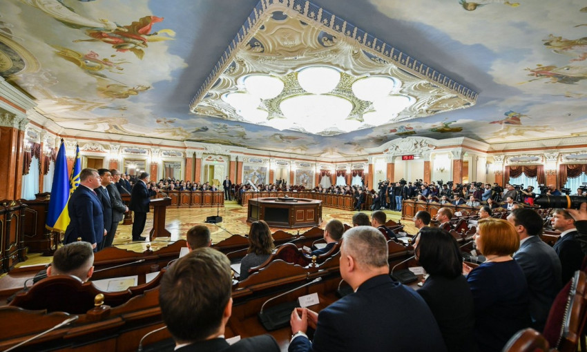 В Украине приняли присягу судьи Антикоррупционного суда. Кто все эти люди?