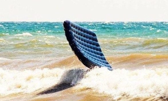 В Киевском море на матрасе унесло семью из 4-х человек: не стало 5-летней девочки, а двоих не могут найти (ФОТО, ВИДЕО)