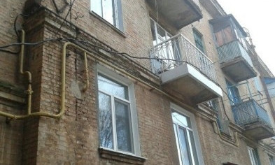На "Большевике" талая вода стекает по проводу прямо в щитовую
