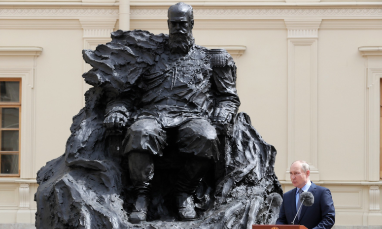 Россияне высмеяли скульптуру, которую на днях открыл Владимир Путин (ФОТО)