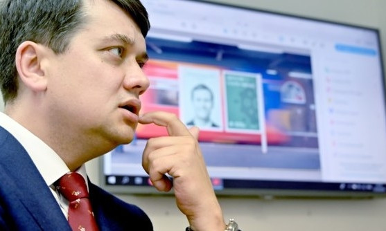 Разумков заявил, что принципиально будет разговаривать на русском