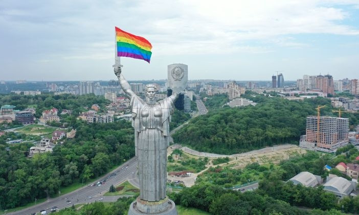 "Марш равенства": в Киеве флаг ЛГБТ "повесили" на Родину-мать и Верховную Раду (ФОТО, ВИДЕО)