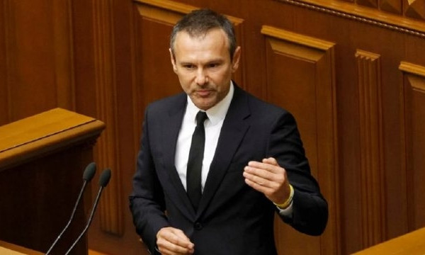Парламент отказался аннулировать полномочия Вакарчука как депутата