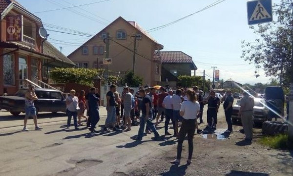 Сельчанин съездил главе райадминистрации по лицу - за плохие дороги (ВИДЕО)