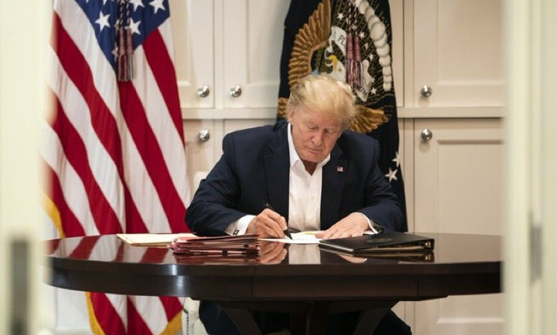 Подписывал пустые листочки: как Дональд Трамп в поте лица «работал» в больнице