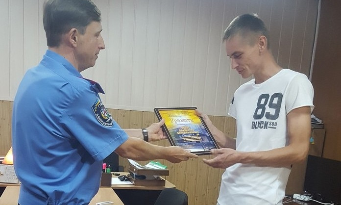 Два криворожанина получили грамоту за поимку грабителя