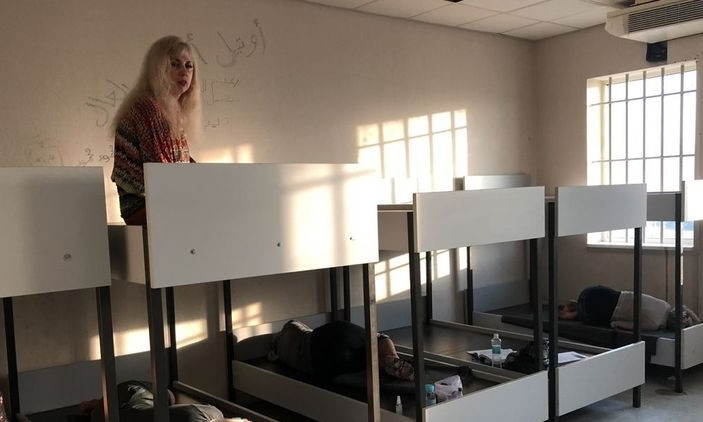 Украинцев, которых не пустили в Грецию и задержали, положили на голые доски в помещении с тараканами и отобрали личные вещи (ФОТО)