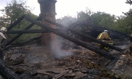 Криворожские пожарные в течение часа тушили крышу жилого дома