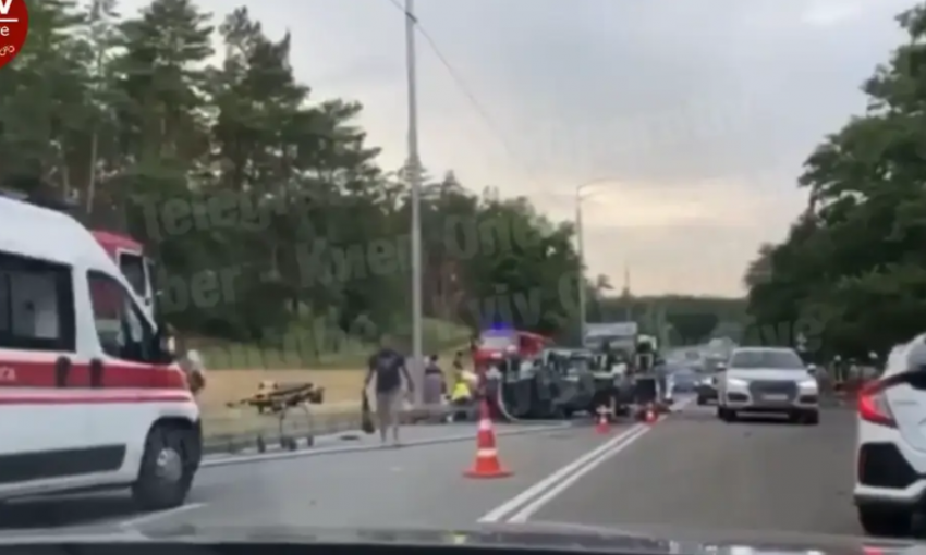 Под Киевом масштабное ДТП: погибла почти вся семья (ФОТО, ВИДЕО 18+)