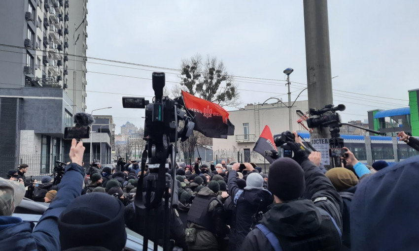 У зданий телеканалов «НАШ» и «Интер» проходят акции протеста