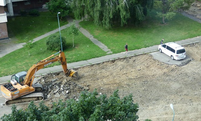 В центре Луцка экскаватор снял асфальт около машины, оставив ее в ловушке (ФОТО)