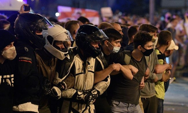 Митингующие в Беларуси отбили задержанного у милиции и подарили стражам порядка цветы (ВИДЕО)
