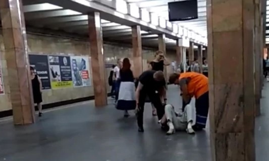 В Киевском метро сотрудник полиции жестоко избил пожилого мужчину(видео)