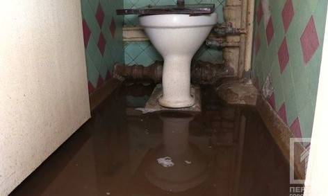 В Кривом Роге жителей многоэтажки затапливают нечистотами