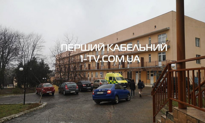 На Закарпатье в медучреждении силой "заперли" пассажиров автобуса из Италии, у одной из них жар (ВИДЕО)