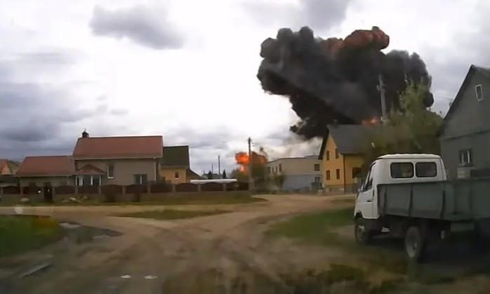 В Беларуси разбился самолет, летчики уводили борт от жилых домов: момент крушения попал на камеру