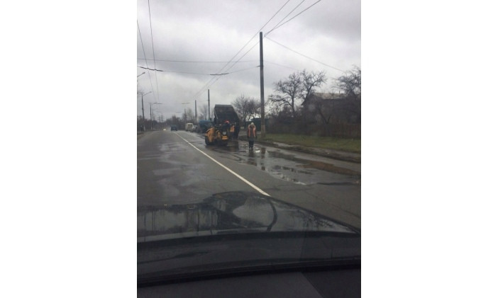 Дождь и слякоть не мешают ремонтировать дороги в Кривом Роге