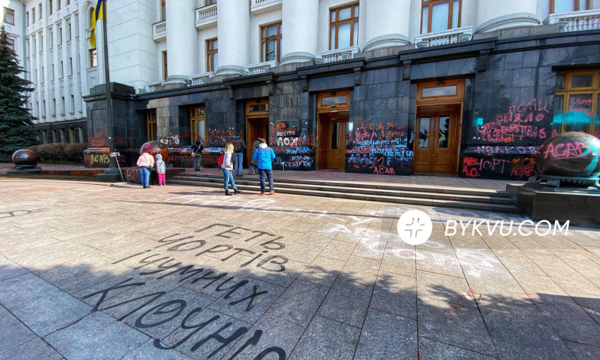 В эфир телеканала "1+1" притащили поврежденные двери с Офиса президента, - депутаты требуют объяснений