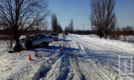 В Ингулецком районе автомобиль врезался в дерево, пострадал водитель