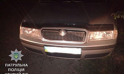 В Кривом Роге автолюбитель протаранил два авто и скрылся