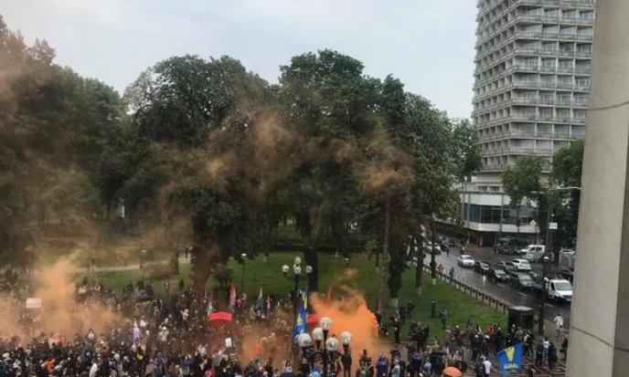 Во время протестов за снятие Авакова мужчина сам себя поджег (ФОТО, ВИДЕО)