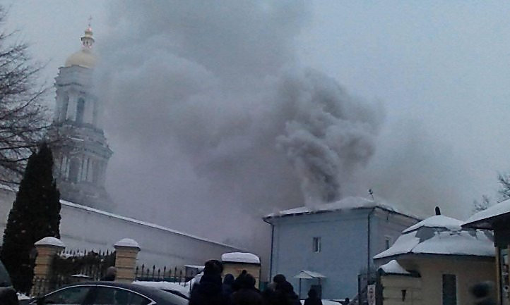 На пожар в Киево-Печерской лавре съехались 11 машин