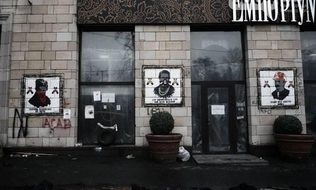 Житель Кривого Рога в компании активистов разбили витрины и подожгли шины в Киеве (ВИДЕО)