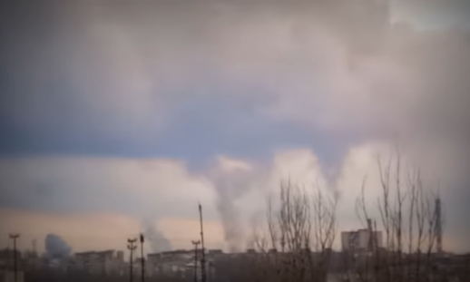 Над "АрселорМиттал Кривой Рог" поднимаются клубы облаков из дыма