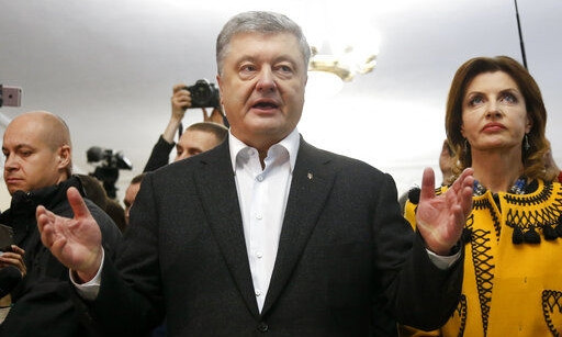 Порошенко снова устроили "коридор позора" и таскали за пиджак (ВИДЕО)