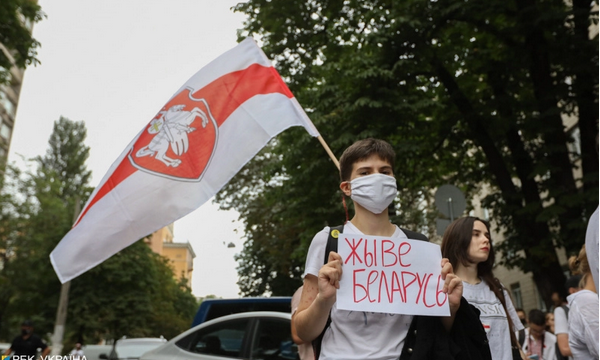 Массовые протесты против Лукашенко охватили и Киев: под посольством Беларуси задержания (ФОТО)