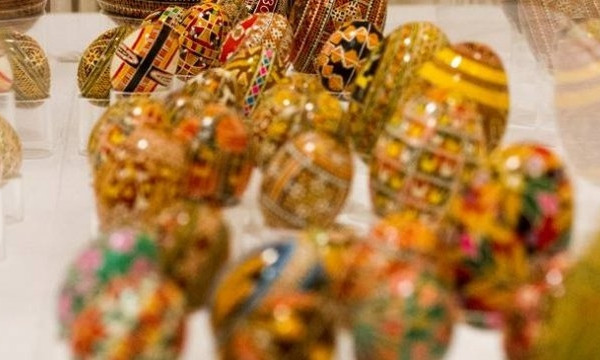 Во Франции открылась выставка писанок украинской мастерицы
