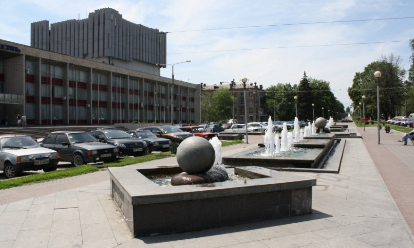 В Запорожье девушки нашли «противозаконное» применение фонтану