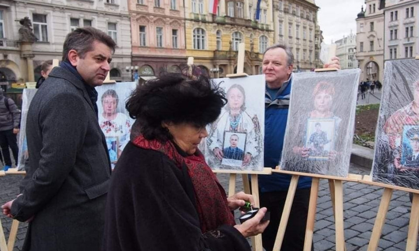 "Они параноики, они больные": россияне пытались сорвать выставку памяти погибших украинцев на Донбассе (ВИДЕО)