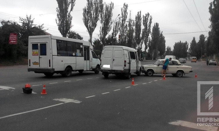 ДТП в Кривом Роге - неподалеку от бывшего МРЭО столкнулись Газель и ВАЗ
