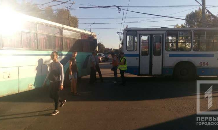 В Кривом Роге автобус столкнулся с троллейбусом