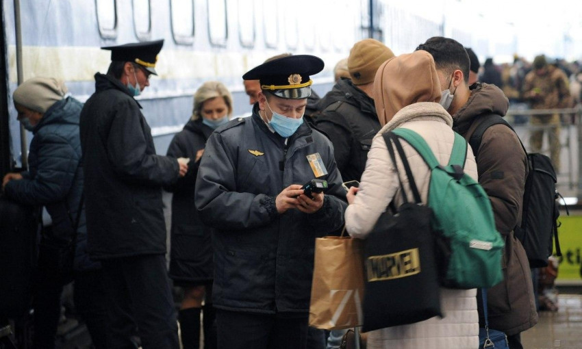 «Укрзализныця» проводит рейды против «безмасочников» на вокзалах и в поездах (ВИДЕО)