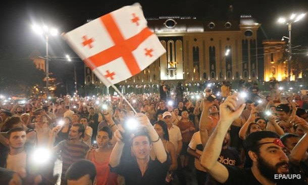 Протесты в Грузии: удар по туризму и вину