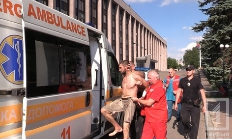 Возле горсовета Кривого Рога мужчина пытался покончить жизнь самоубийством