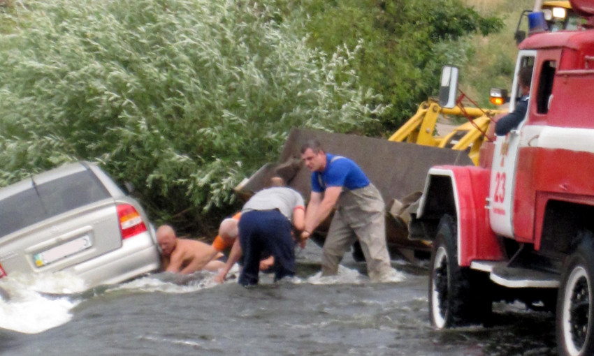В Криворожском районе Opel смыло водой