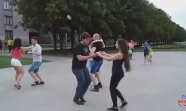 В Кривом Роге дети устроили танцевальный флешмоб
