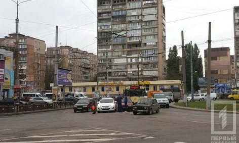 На кольце 95-го квартала троллейбус спровоцировал пробку и ДТП