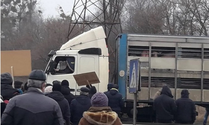 Жители Полтавской области, несогласные с тарифами в платежках за газ, перекрыли трассу международного значения (ФОТО) 