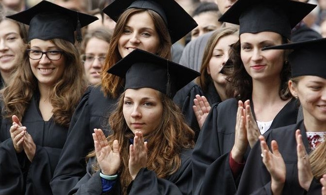 Чтобы преподаватели получали больше, нужно сократить количество университетов 