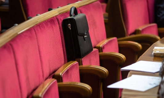 Сколько зарабатывает народный депутат и что входит в эту сумму