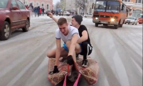 Каждый сходит с ума по своему: На коврах по улицам катаются россияне