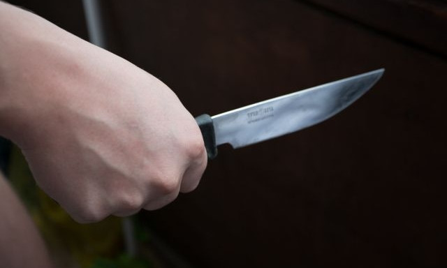 В Кривом Роге во время распивания  алкогольных напитков мужчина ударил собутыльника ножом