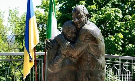 Любовь через года: в Кривом Роге скончалась женщина, ставшая прообразом знаменитого памятника влюбленным в Киеве